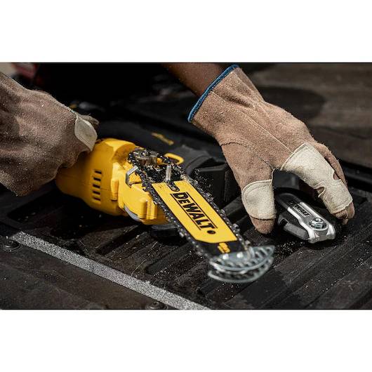 Tronçonneuse élagueuse DEWALT XR 18V Brushless - 1 batteries 5.0 Ah, chargeur + accessoires - DCMPS520P1-QW - Image 8