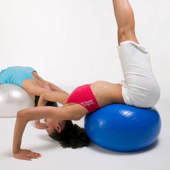 Ballon de Yoga et Fitness Taille M 65 cm Bleu – Pompe fournie – Résistant et Multi usages – Gym Ball – Diamètre 65cm – Sun&Sia - Image 3