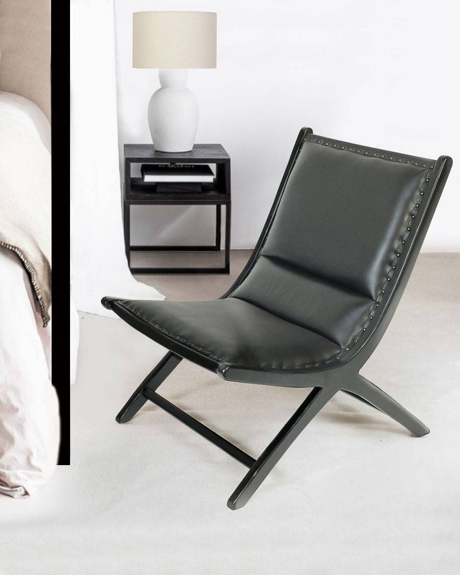 Safran - Fauteuil lounge en teck et cuir noir - UNIQKA - Image 1