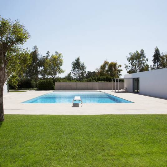 Decoweb - Gazon synthétique Spécial Piscine, 30 mm, 4m x 16m - Decoweb - Image 1