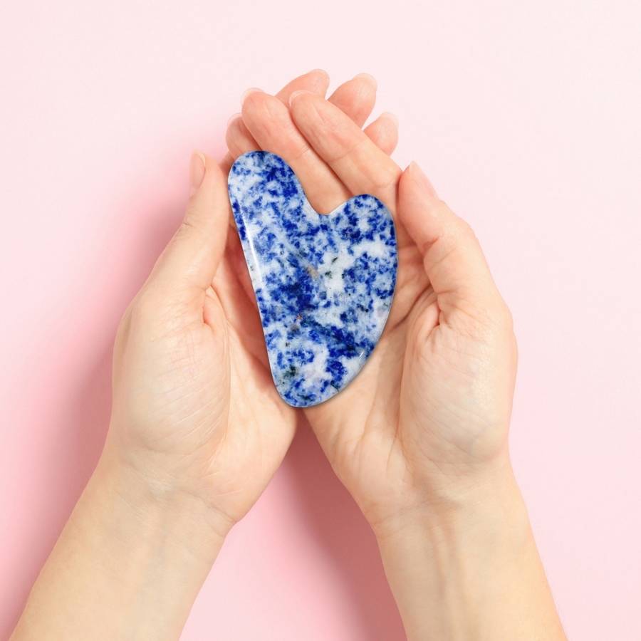 Sun & Sia - Gua Sha en Pierre Naturelle - Sodalite bleue - Massage Visage et Corps -Stimuler la Circulation - Peau Ferme et Lifting - Image 5