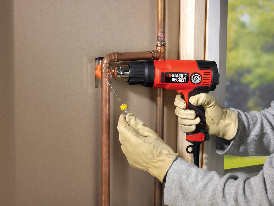 Black & Decker - Décapeur thermique filaire - 2200 W - De 65°C à 645°C - 360 à 720 L/min - Fourni en coffret avec 8 accessoires - Image 2