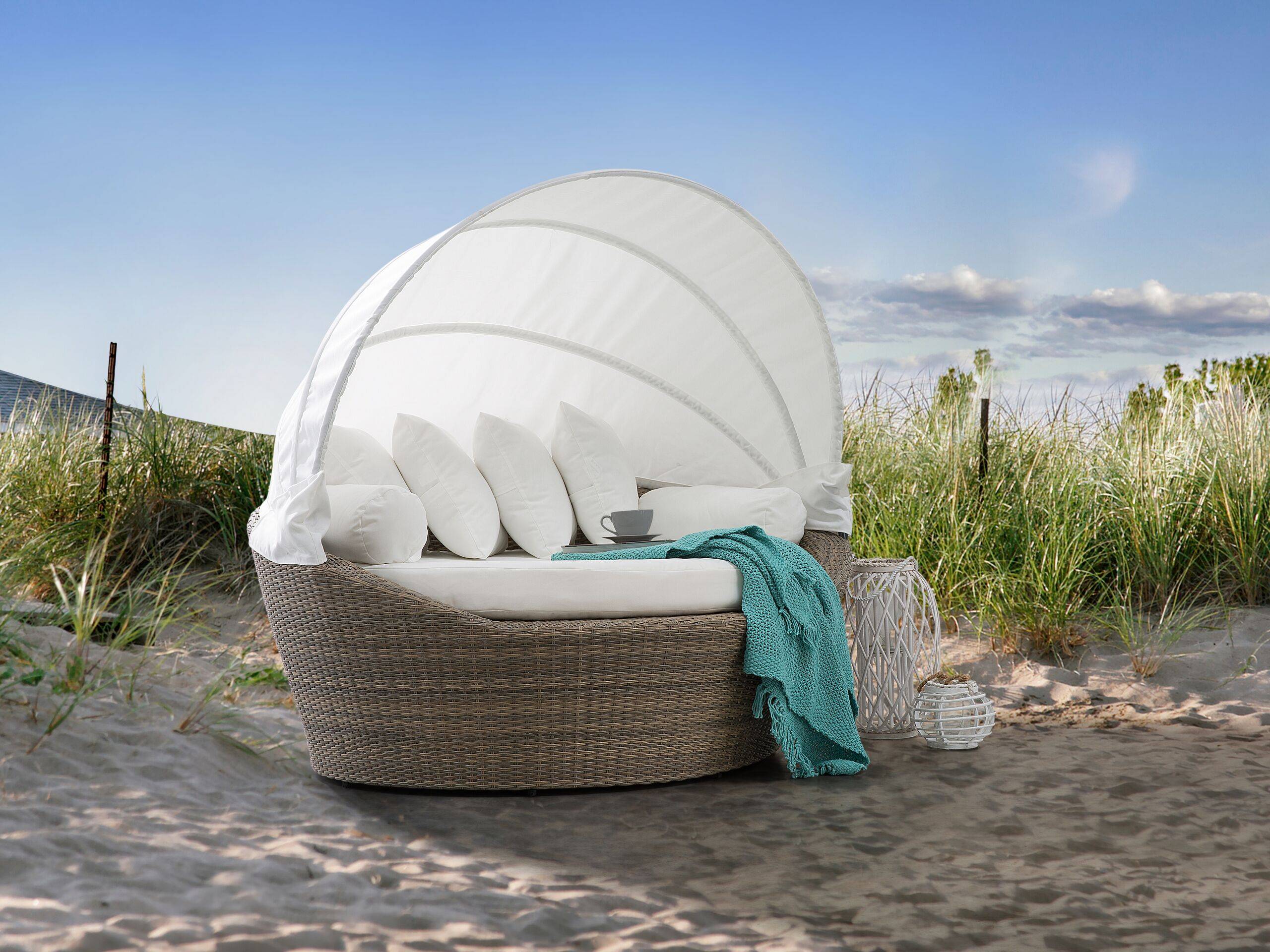 Beliani - Lit de Jardin en Rotin Marron et Coussins Blancs Pare-Soleil Intégré Confortable Pratique et Élégant pour Extérieur au Design Moderne Beliani - Image 2