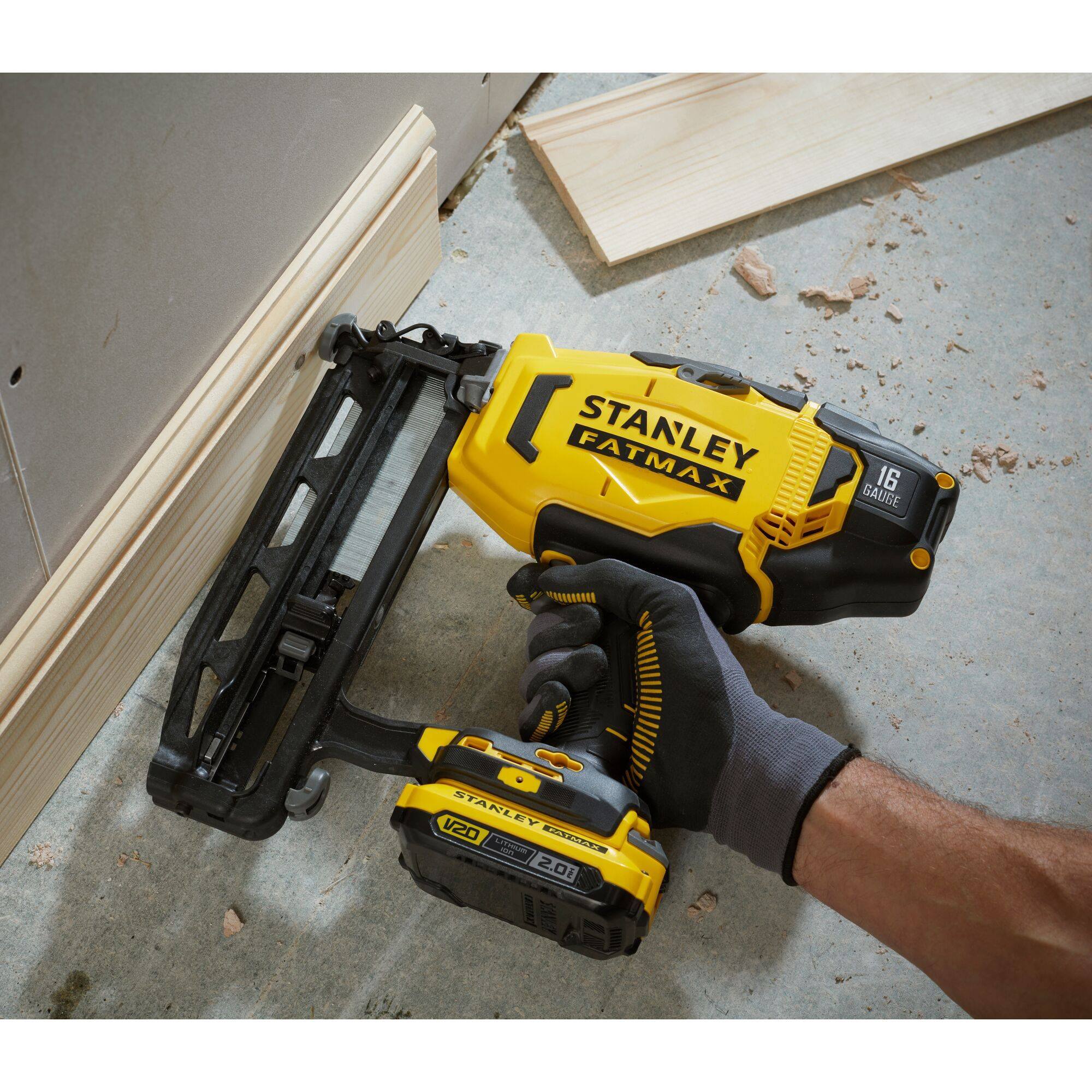 stanley - Cloueur de Finition 16g Sans Fil STANLEY FATMAX V20 SFMCN616D2K-QW avec 2 Batteries Li-Ion 18 V 2,0 Ah, 1 Chargeur et 1 Malette de Transport - Image 3