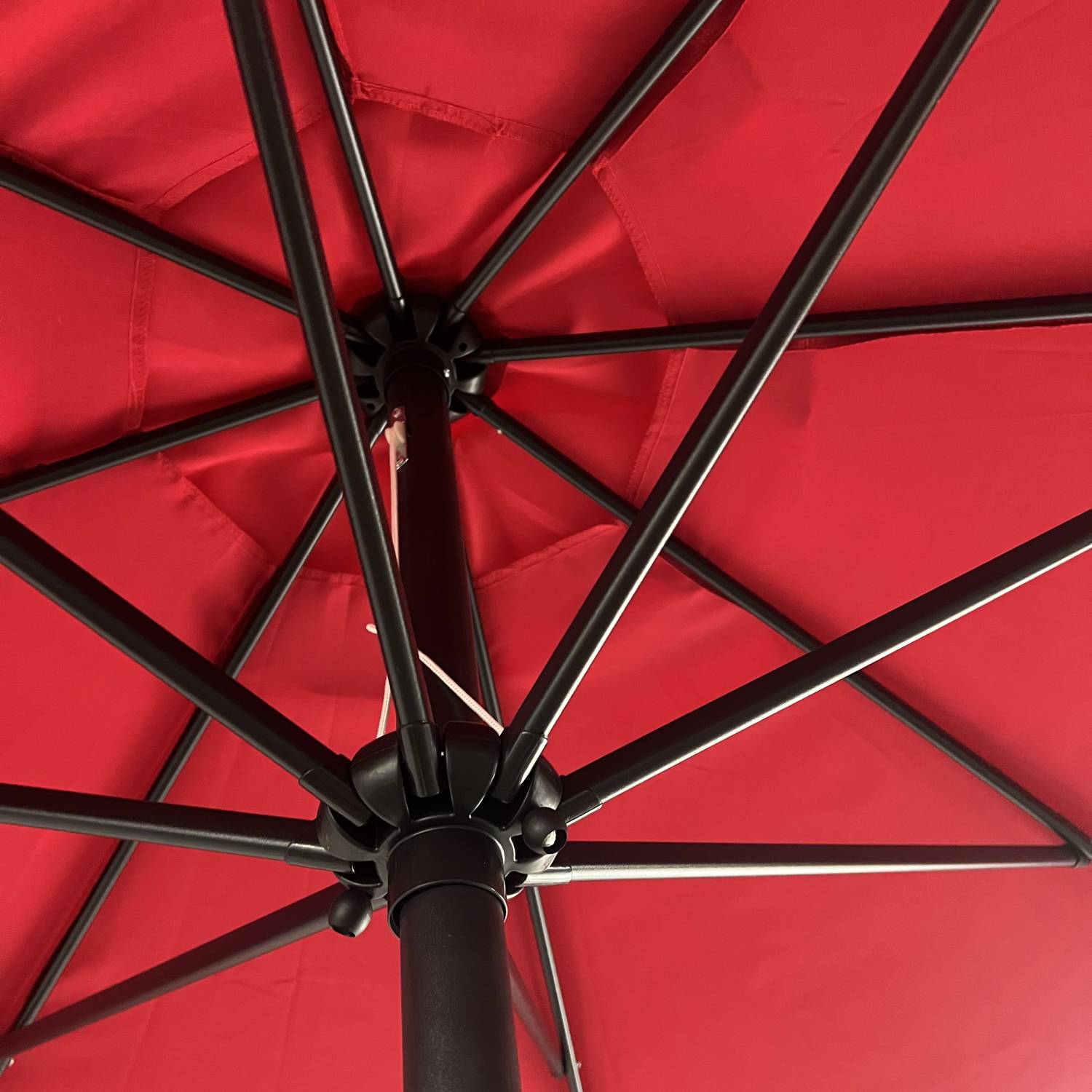 Parasol droit HAPUNA rond 3,30m de diamètre rouge - HAPPY GARDEN - Image 4