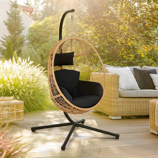 Fauteuil oeuf suspendu ajouré effet rotin avec coussin noir - Image 1
