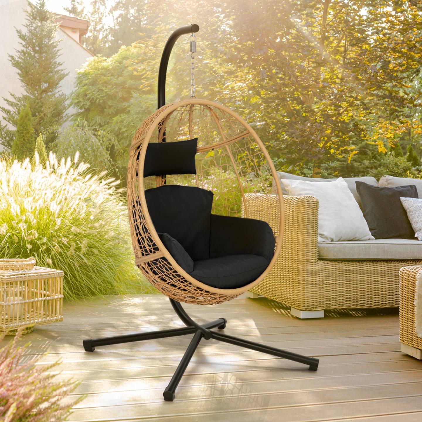 Fauteuil oeuf suspendu ajouré effet rotin avec coussin noir - Image 1