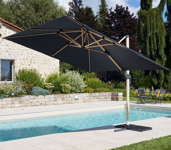 Parasol déporté 3x3m double inclinaison effet bois gris anthracite EMERAUDE - Image 1