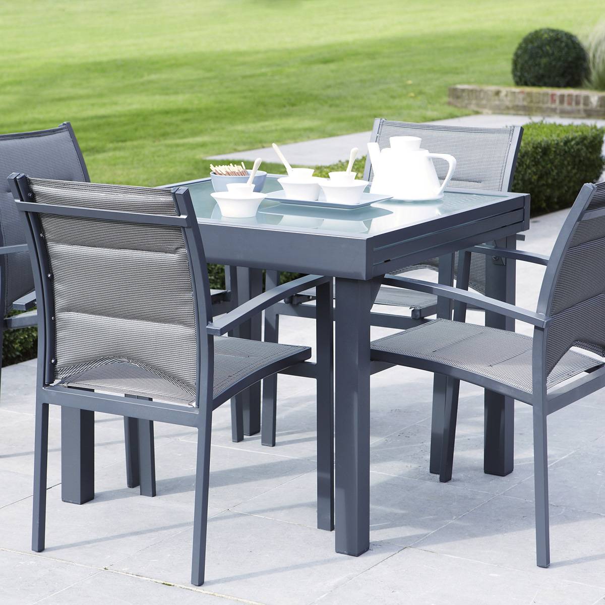 Wilsa Garden - Table Modulo 4/8 personnes structure grise en aluminium, plateau en verre semi-transparent - Image 4