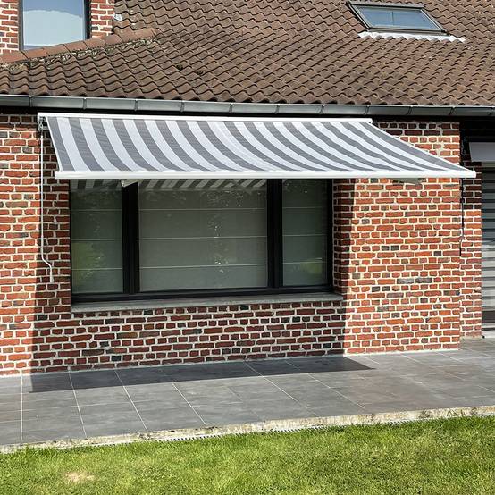 Store banne SAULE 3,5 × 3m avec semi-coffre - Toile rayée blanche/grise et structure blanche - HAPPY GARDEN - Image 5