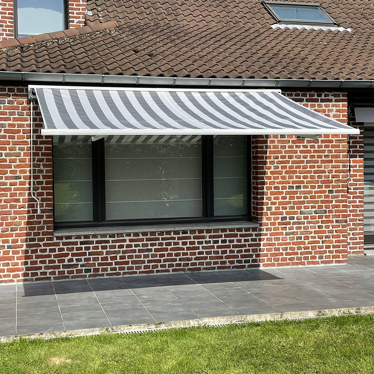 Store banne SAULE 3,5 × 3m avec semi-coffre - Toile rayée blanche/grise et structure blanche - HAPPY GARDEN - Image 5