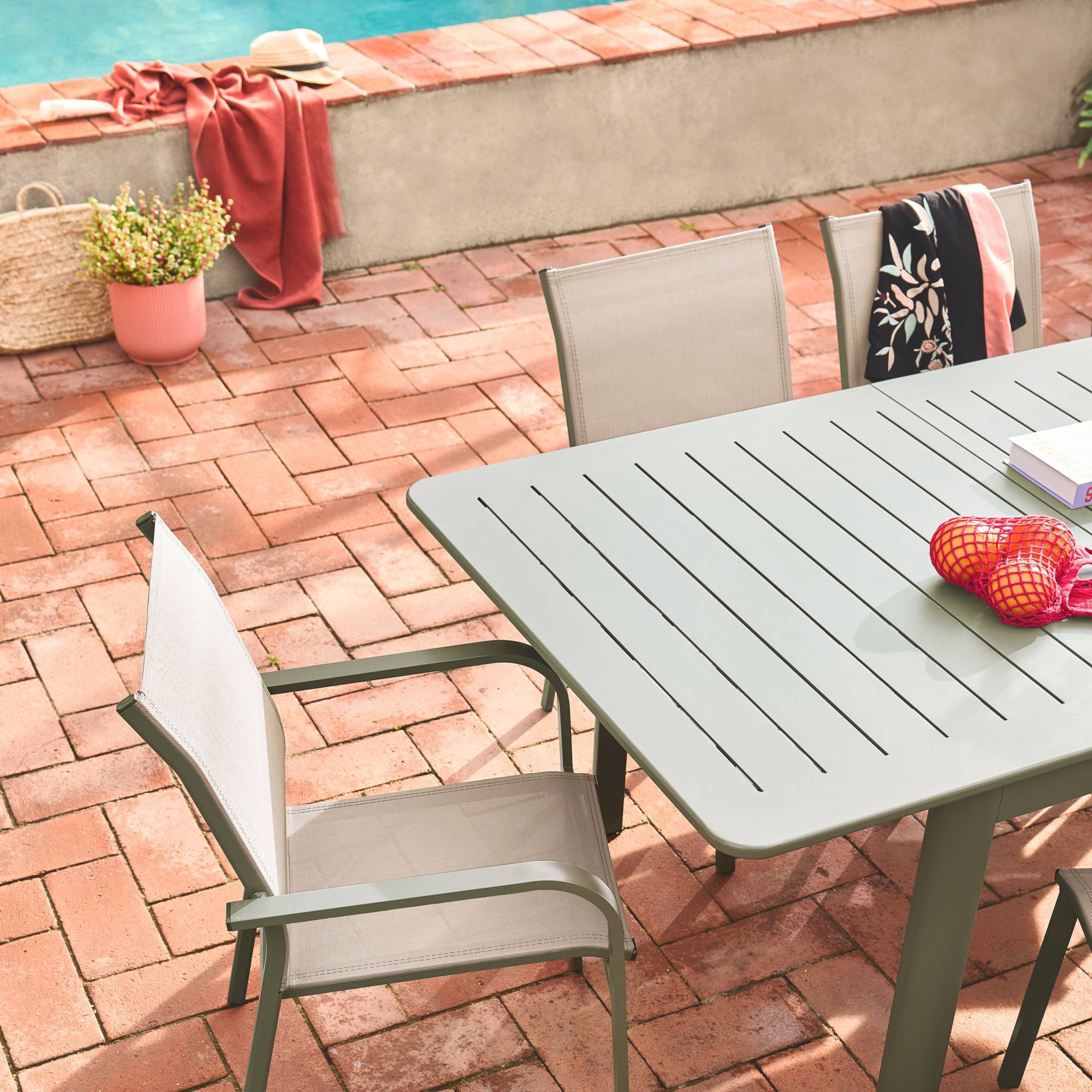 sweeek - Table de jardin extensible aluminium et textilène kaki. 6 chaises. 2 fauteuils. 8 places. 236.5 x 100 x 75 cm | sweeek - Image 5