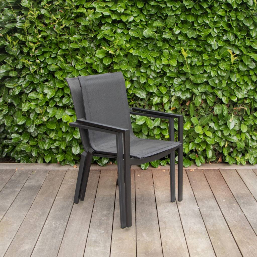 Wilsa Garden - Ensemble BLACKSTAR 8/12p en aluminium noir et verre noir avec 8 fauteuils et 4 chaises pliantes en aluminium et textilène - Image 6