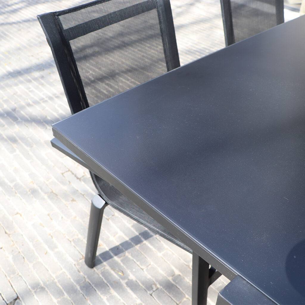 Wilsa Garden - Ensemble BLACKSTAR 8/12p en aluminium noir et verre noir avec 8 fauteuils et 4 chaises pliantes en aluminium et textilène - Image 3