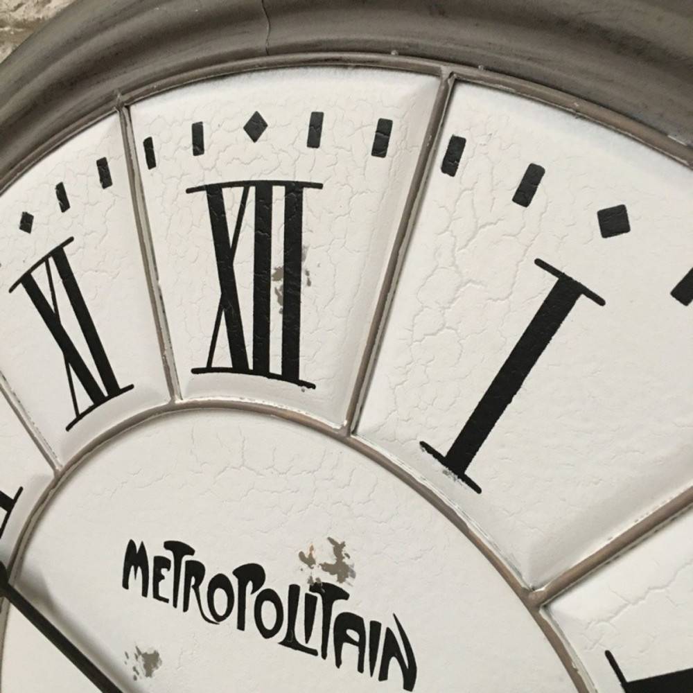 Grande horloge murale décorative vintage salon métal gris blanc 100cm Chemin de campagne - Image 4