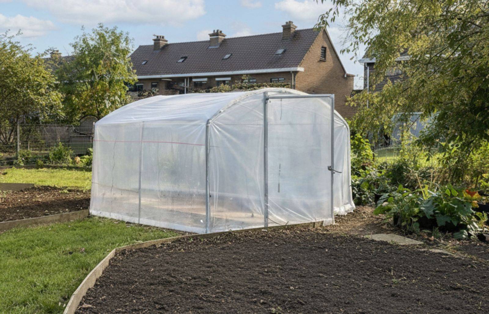 Serre de jardin - 12m² - 4 x 3m - pied droit 1,50m - polyéthylène haute densité - 1 porte pivotante - aérations latérales - LES SERRES TONNEAU