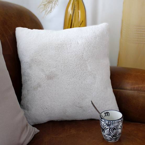 Enjoy Home - Coussin Déco Imitation Fourrure "Rabbit" 40x40cm Blanc - Image 3