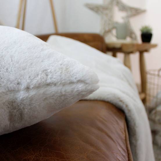 Enjoy Home - Coussin Déco Imitation Fourrure "Rabbit" 40x40cm Blanc - Image 2