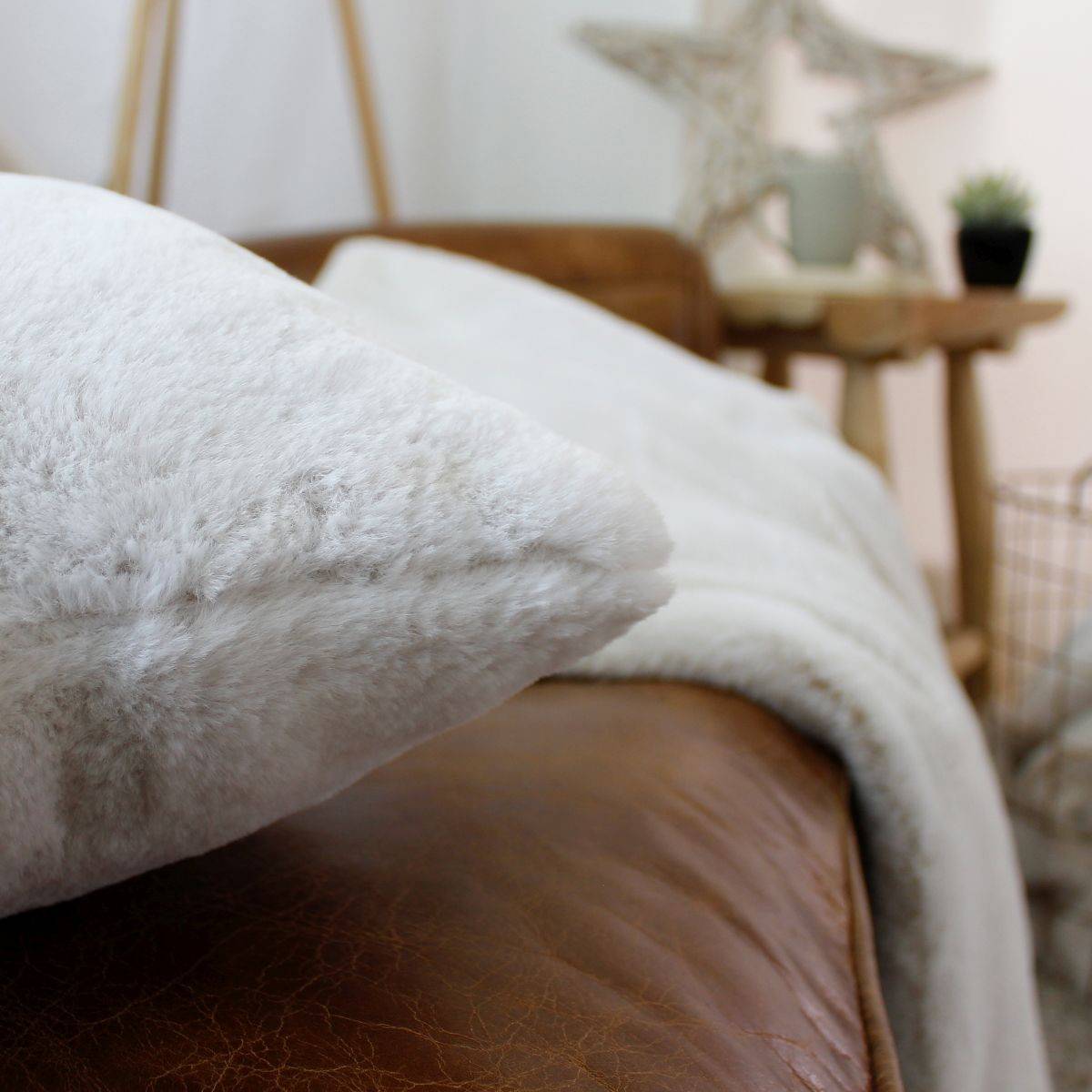Enjoy Home - Coussin Déco Imitation Fourrure "Rabbit" 40x40cm Blanc - Image 2