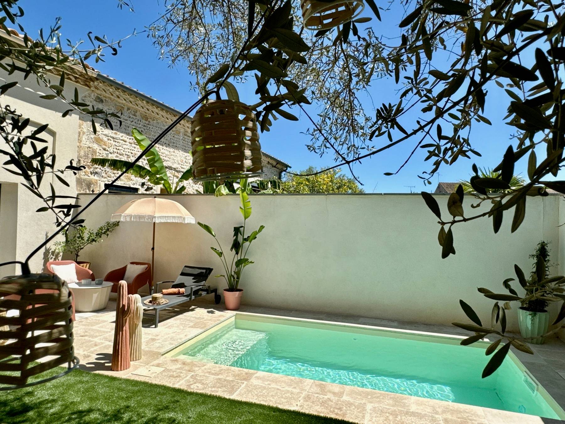 KAPPA - Piscine enterrée rectangulaire - Coque polyester 4.3x2.3x1.5 m - Fond plat - Coloris beige - Compacte, au style moderne pour espace extérieur - Image 2