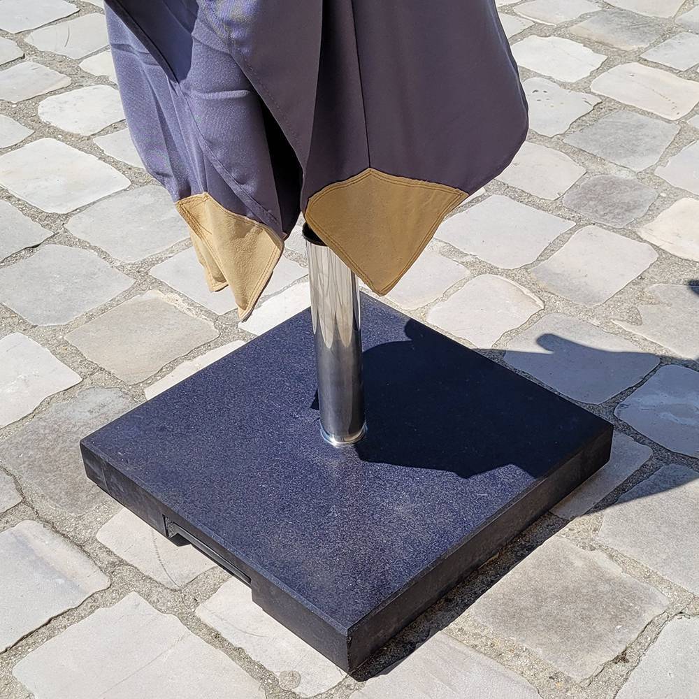 Pied de parasol en granite anthracite 39 kg avec roulettes Granita - Gecko Jardin - Image 1
