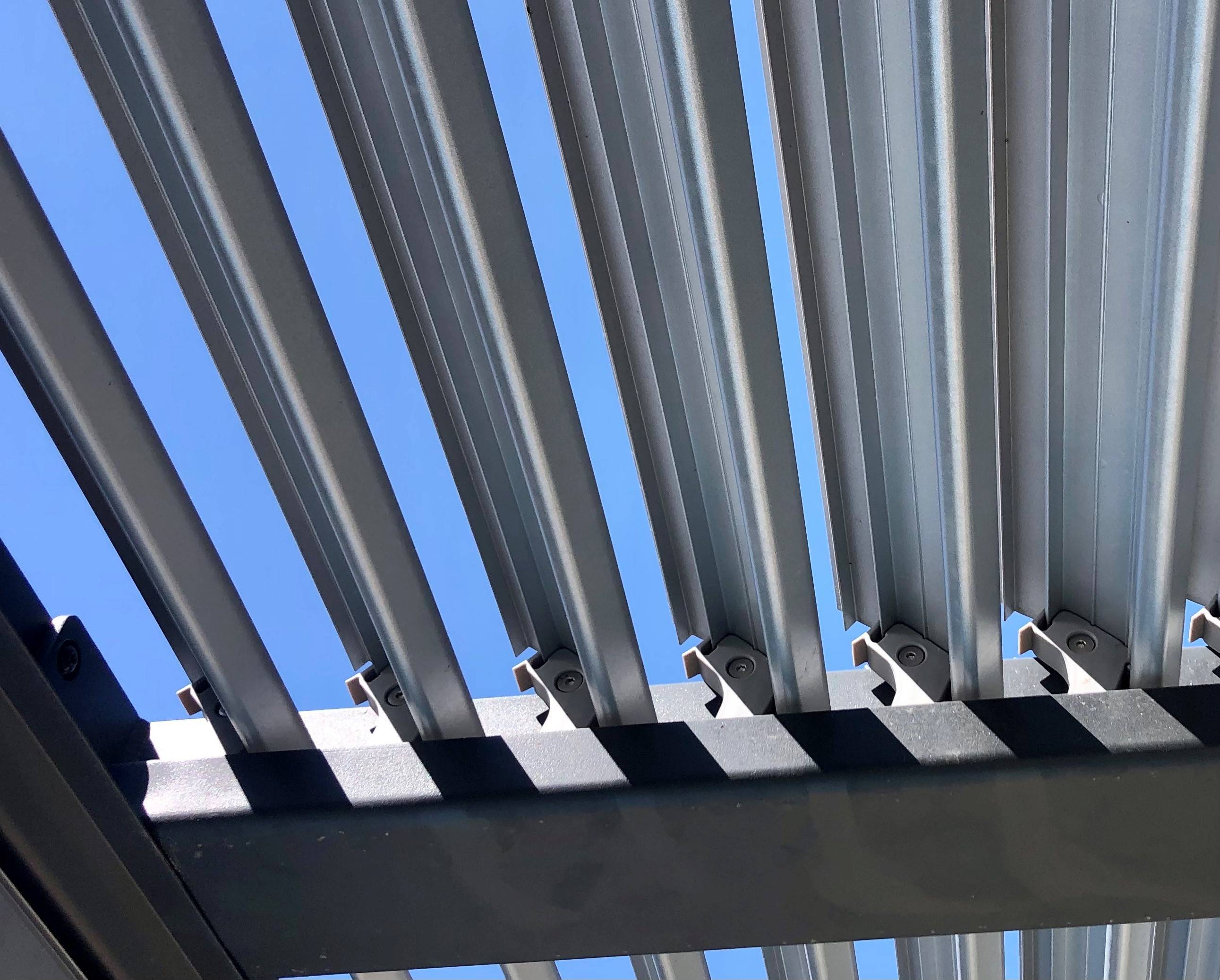 Couleurs du monde - Melbourne - Pergola adossée bioclimatique 3x4m en aluminium  - Couleurs du Monde - Image 2