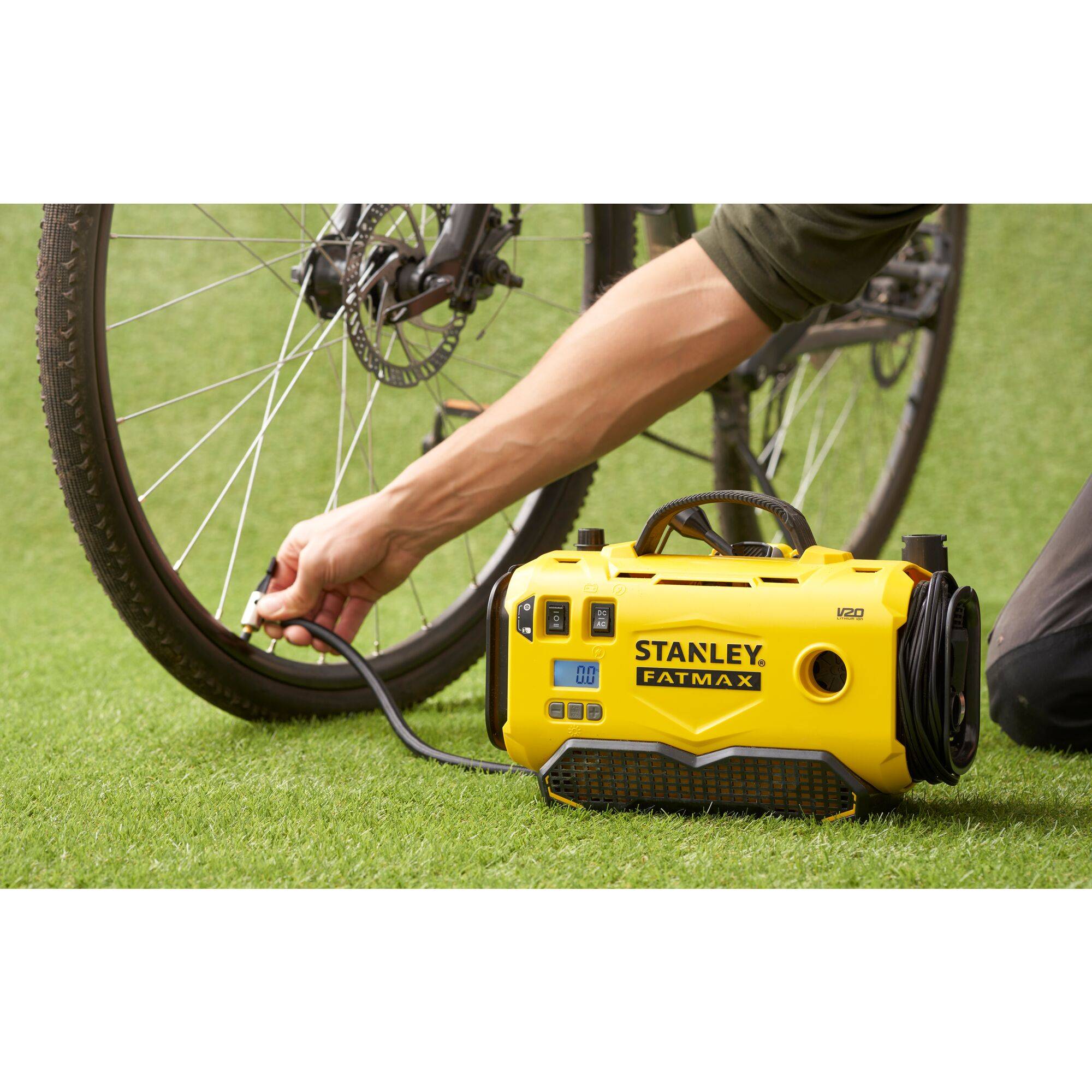 stanley - V20 Gonfleur Compresseur 11 Bars/ 160 Psi - Lithium 18V - Sans Batterie STANLEY FATMAX - SFMCE520B-QW - Image 2