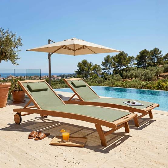 Oviala - Lot de 2 bains de soleil en bois inclinable avec roues vert sauge Aubagne - Oviala - Image 2