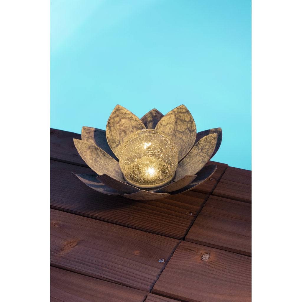 Nénuphar solaire en métal vieilli 22 cm – éclat paisible et reflets magiques sur les pétales. - Image 3