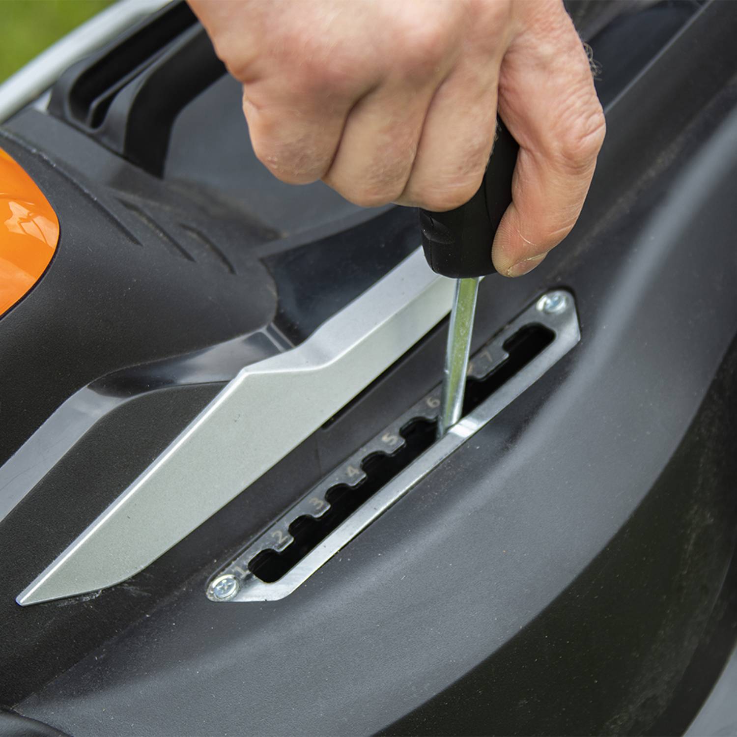 Tondeuse à gazon rotative sans fil 40cm, avec double batterie lithium ion 2x20V et chargeur rapide Yard Force LM C40A - Image 6