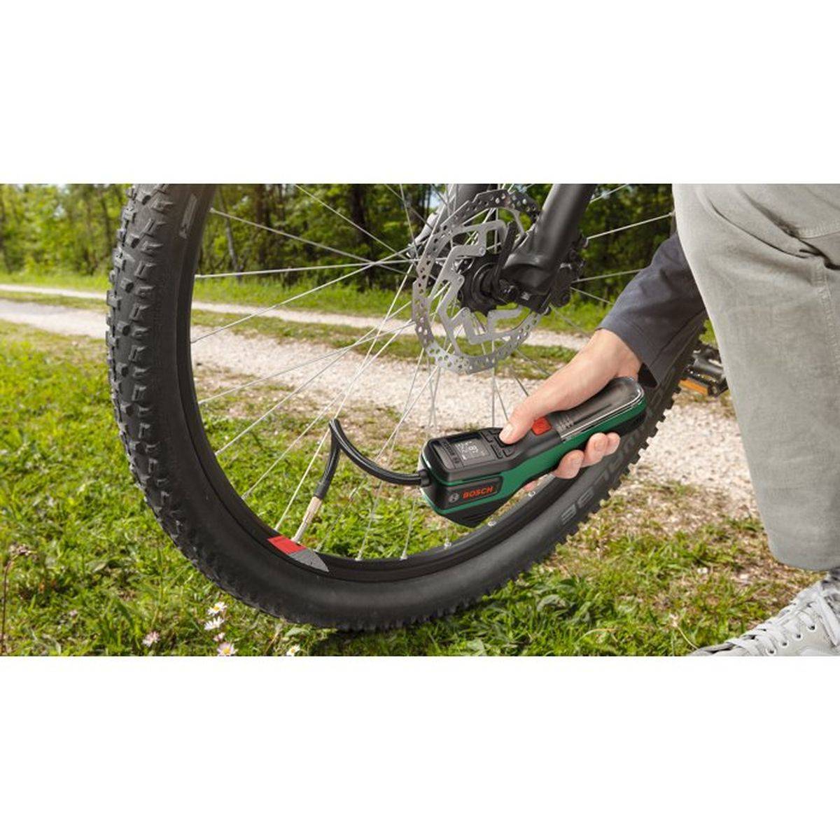 Bosch - Pompe pneumatique sans-fil Bosch PNEO pour pneus vélo, auto et moto, écran BAR, autostop jusqu’à 10,30 bar - Image 4