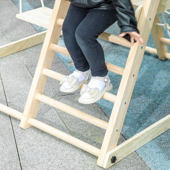 Structure d’escalade intérieure 5-en-1 pliable avec toboggan, balançoire, filet d’escalade et panier basket, 3-6 ans, bois naturel - Image 9