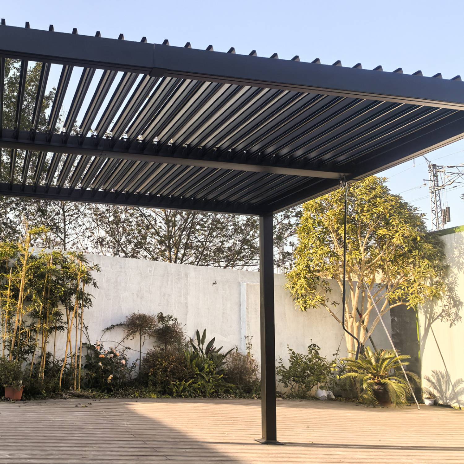 Pergola bioclimatique 4x3m structure et lames en aluminium gris anthracite NAXOS - Image 5