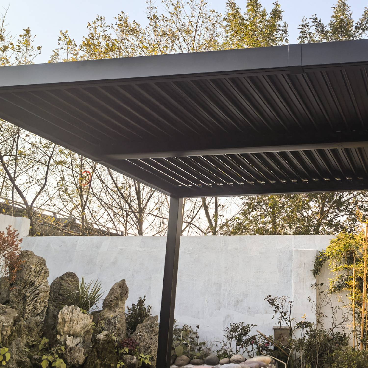 Pergola bioclimatique 4x3m structure et lames en aluminium gris anthracite NAXOS - Image 6