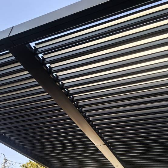 Pergola bioclimatique 4x3m structure et lames en aluminium gris anthracite NAXOS - Image 7
