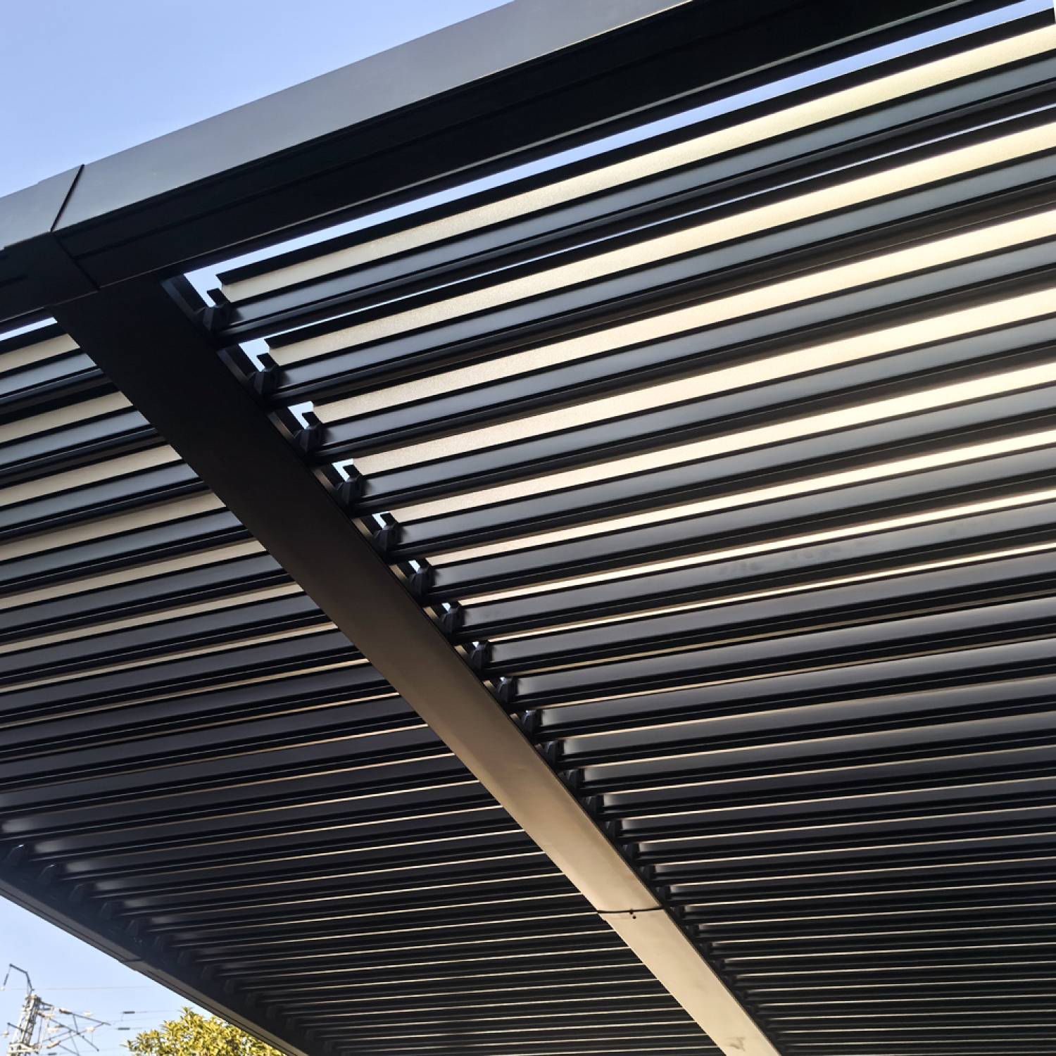 Pergola bioclimatique 4x3m structure et lames en aluminium gris anthracite NAXOS - Image 7