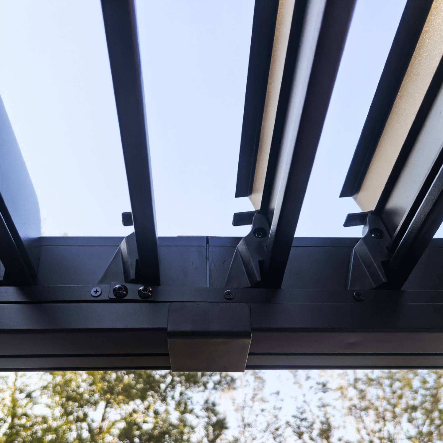 Pergola bioclimatique 4x3m structure et lames en aluminium gris anthracite NAXOS - Image 9