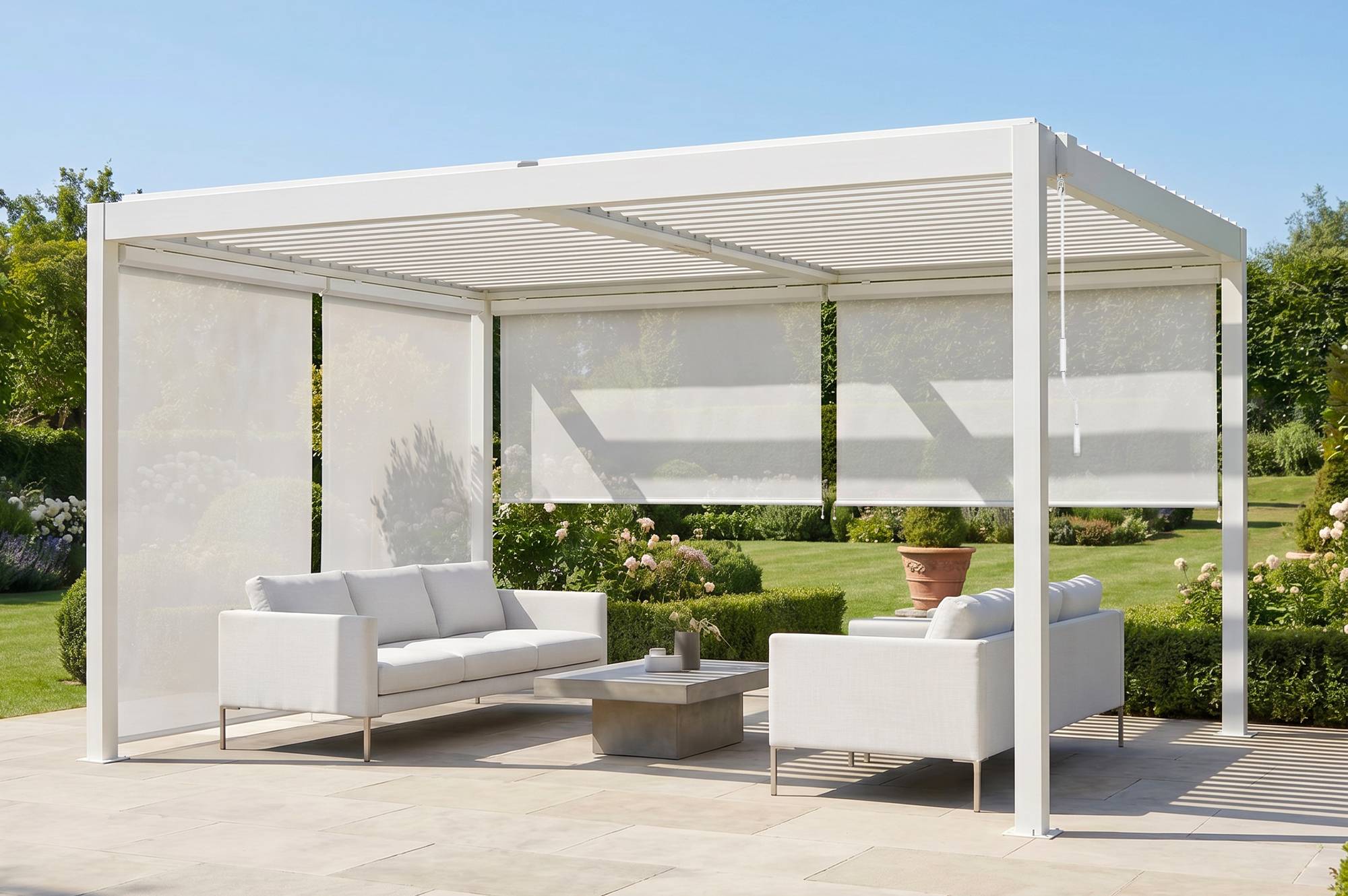 CAZEBOO - Pergola bioclimatique 4x3m autoportée PIANA aluminium blanc avec stores rétractables sur 2 côtés (3m + 4m) - Image 1