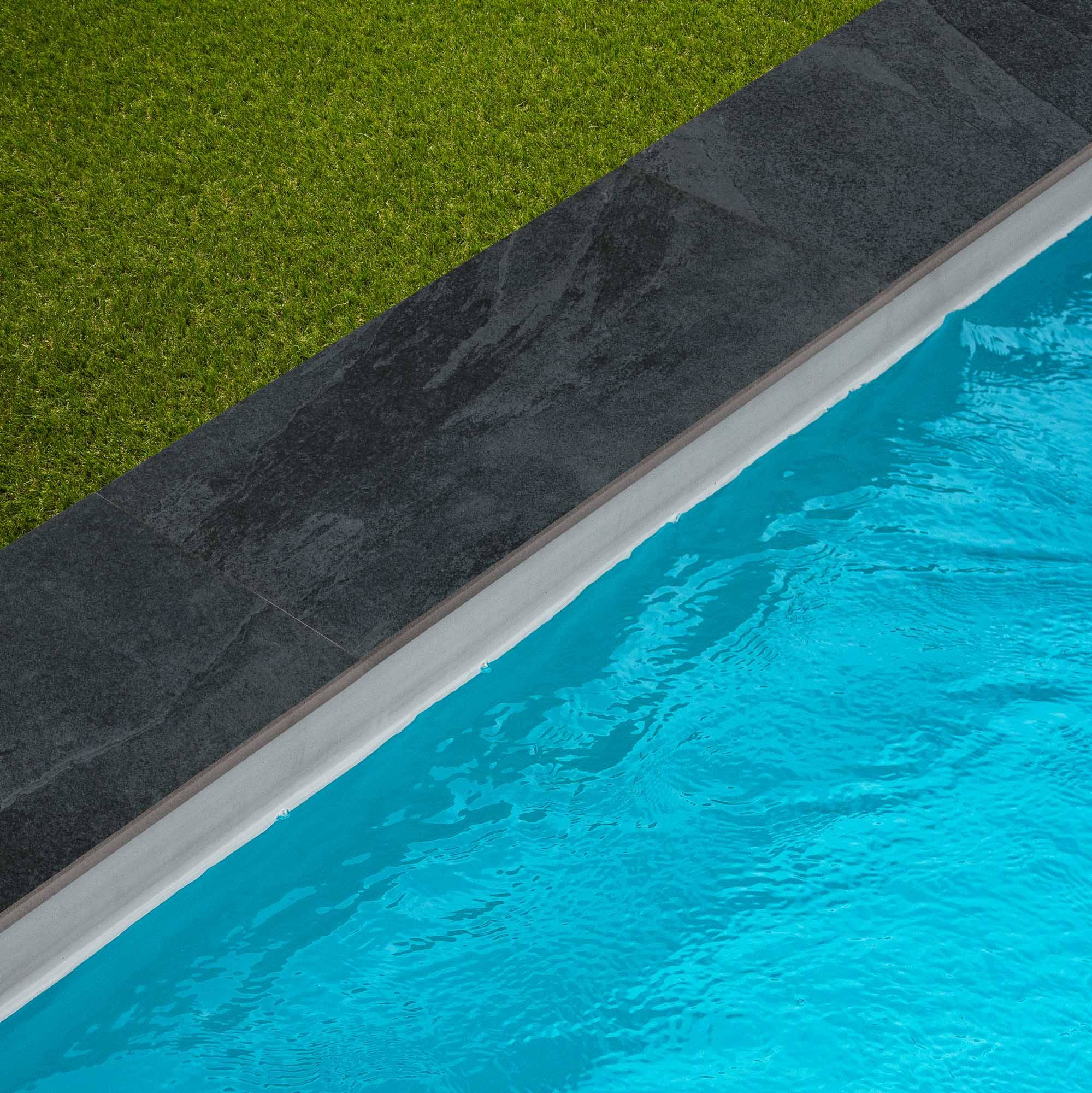 Margelle de piscine effet Ardoise Noire 60x28x2 cm Bord Droit Pietra  - RO'MA CARRELAGE - Image 1