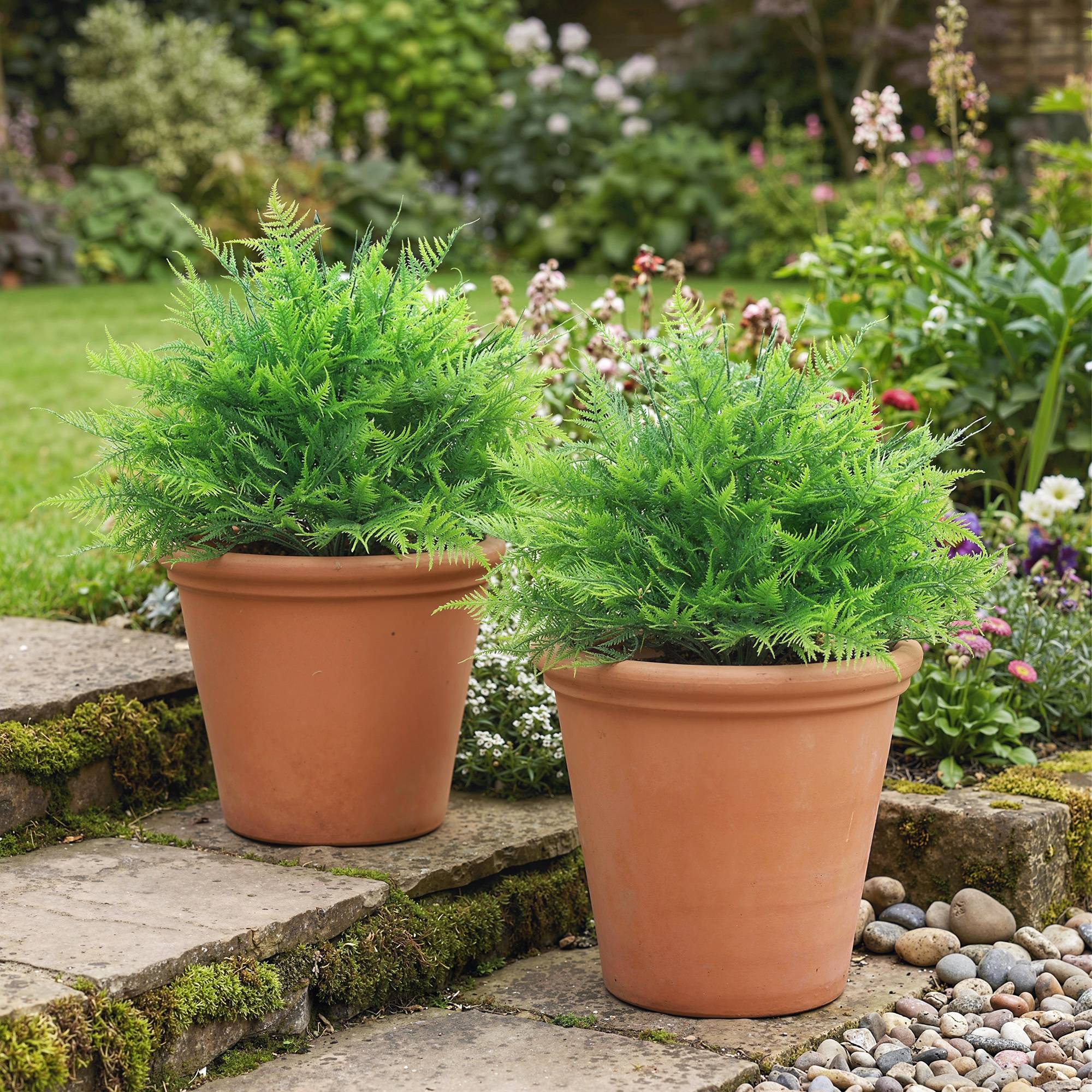 Sans Marque - Fougères de Boston artificielles, résistantes aux UV, avec tuteurs, lot de 2, 60 cm, pour jardin ou terrasse. - Image 3