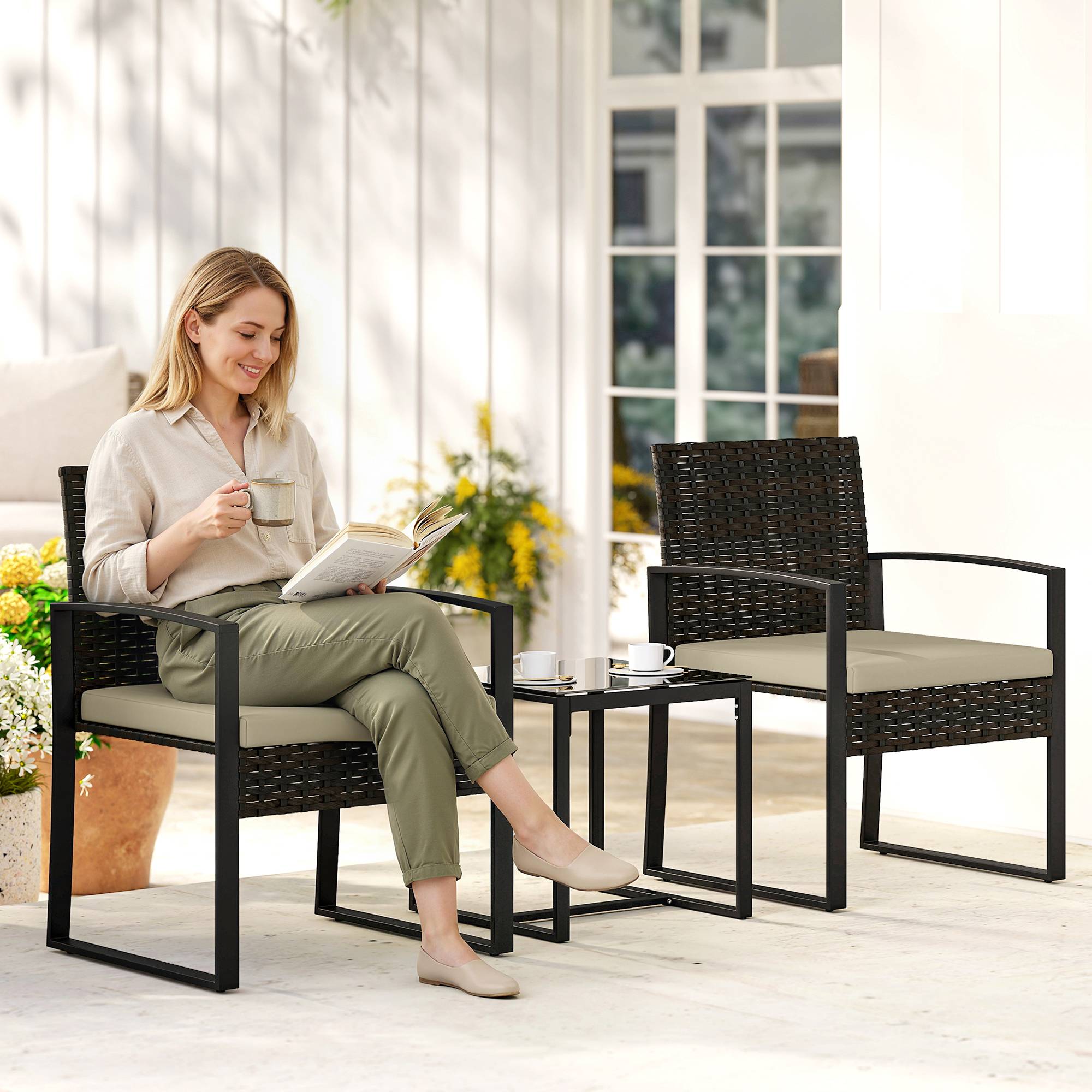 Maison Chic - Salon de jardin extérieur en résine tressée 2 personnes, table de jardin avec 2 chaises, plateau en verre trempé, marron - Image 2