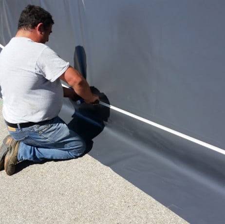 Abri tunnel largeur 3 m pieds droits pas à 1.50 m - Long 15 m, type Camion 720 gr/m² gris/blanc, Façade 1 porte simple et 1 façade - Image 4