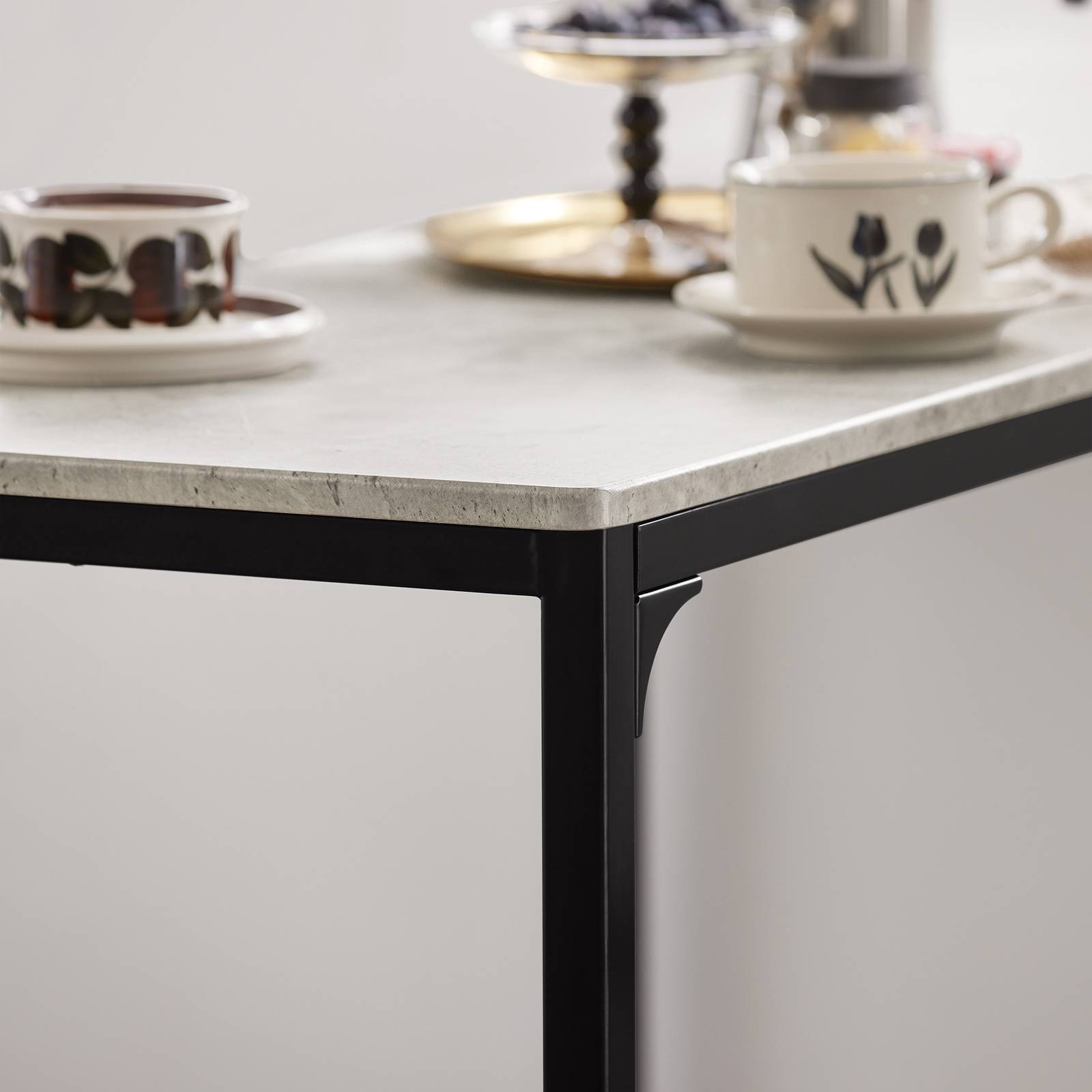SoBuy Table de Bar Compacte avec 2 Tabourets Style Industriel en Bois et Métal pour Petit Espace - Image 6