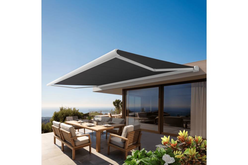 Ombrazur - Store banne Coffre intégral PROTECT 2 Blanc 5x3,5m Motorisé à  télécommande - Toile Grise Anthracite OMBRAZUR - Image 2