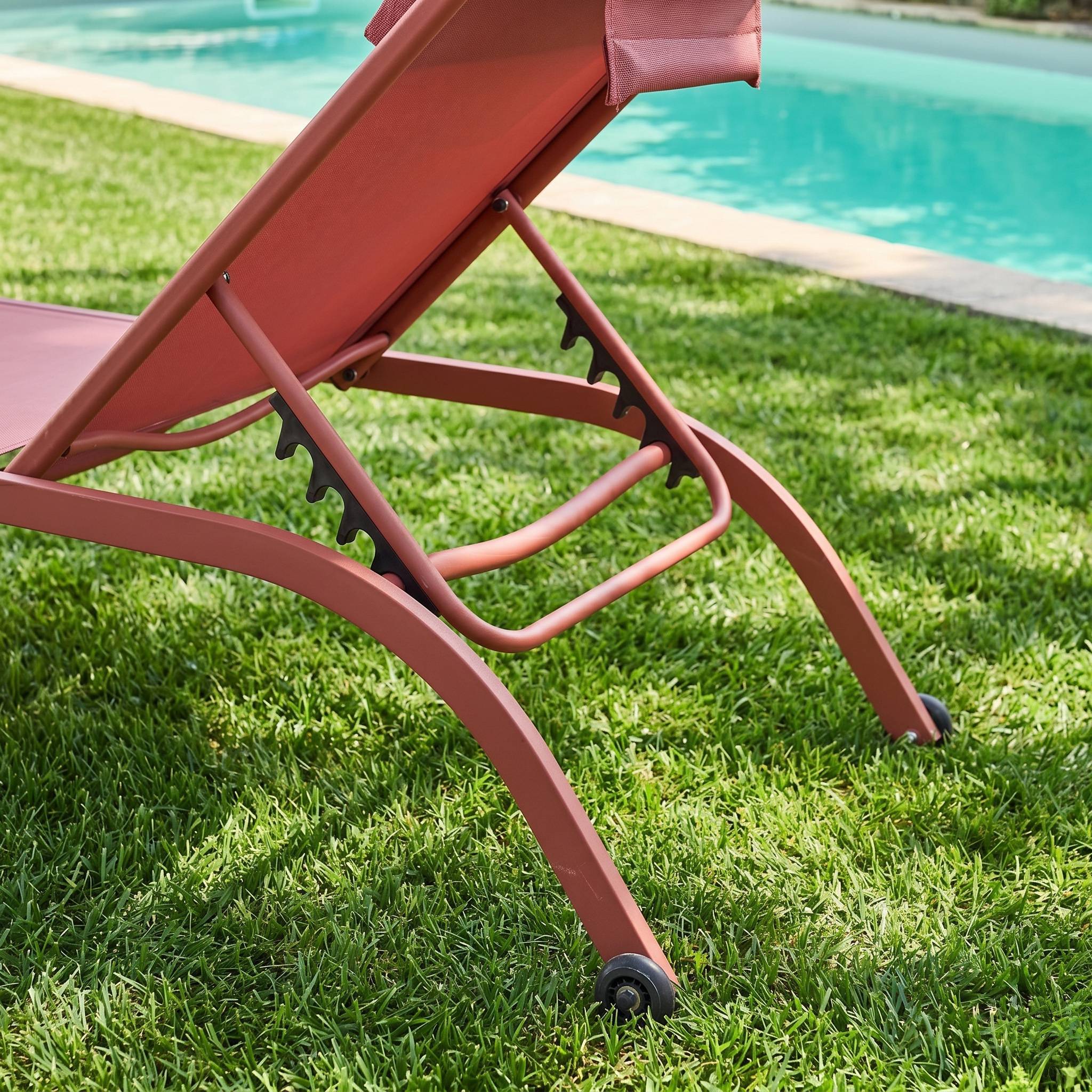 sweeek - Lot de 2 bains de soleil acier terracotta multi positions avec coussin et roulettes - Ona | sweeek - Image 7
