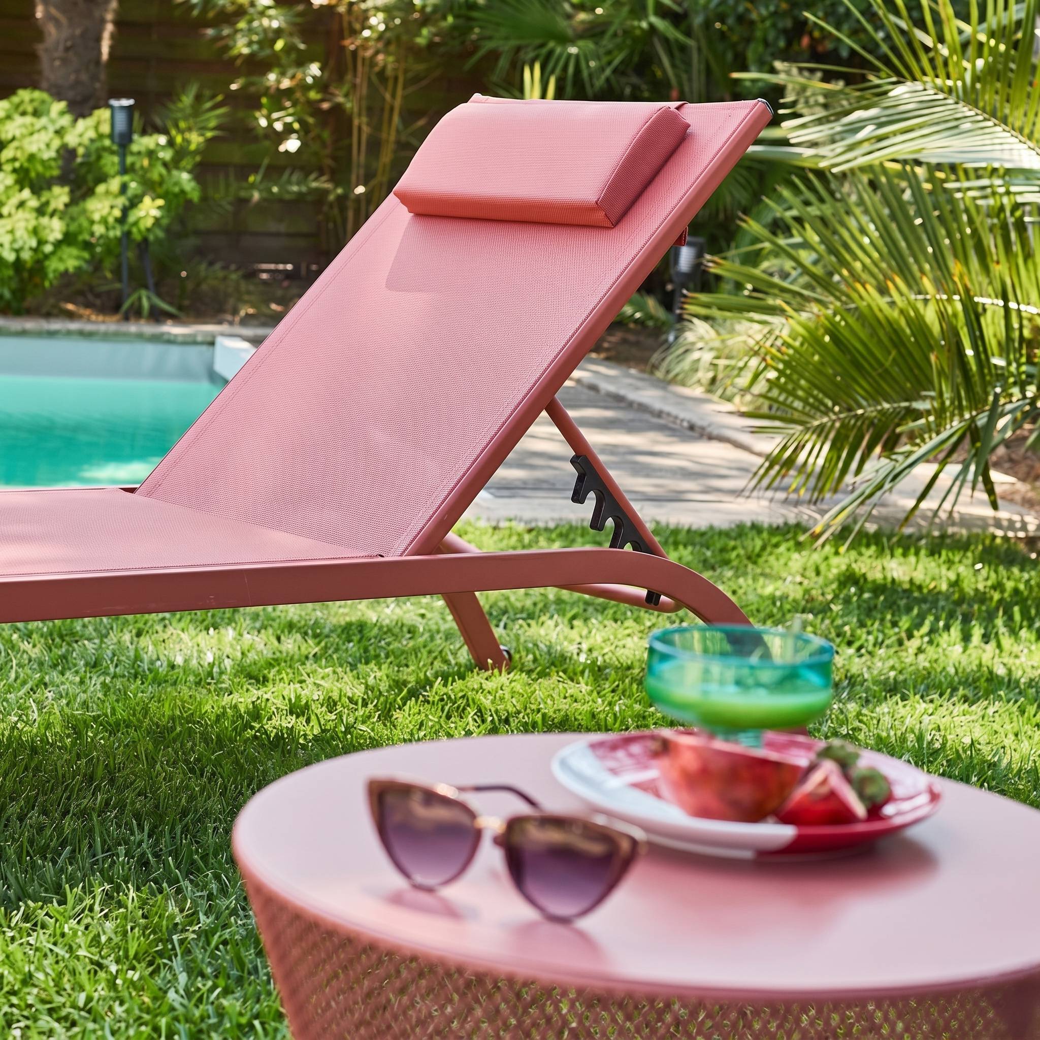 sweeek - Lot de 2 bains de soleil acier terracotta multi positions avec coussin et roulettes - Ona | sweeek - Image 3