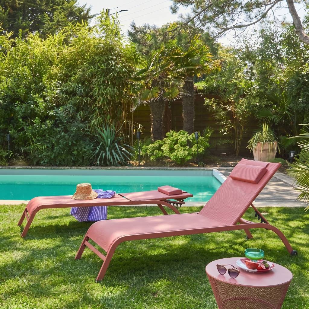 sweeek - Lot de 2 bains de soleil acier terracotta multi positions avec coussin et roulettes - Ona | sweeek - Image 1