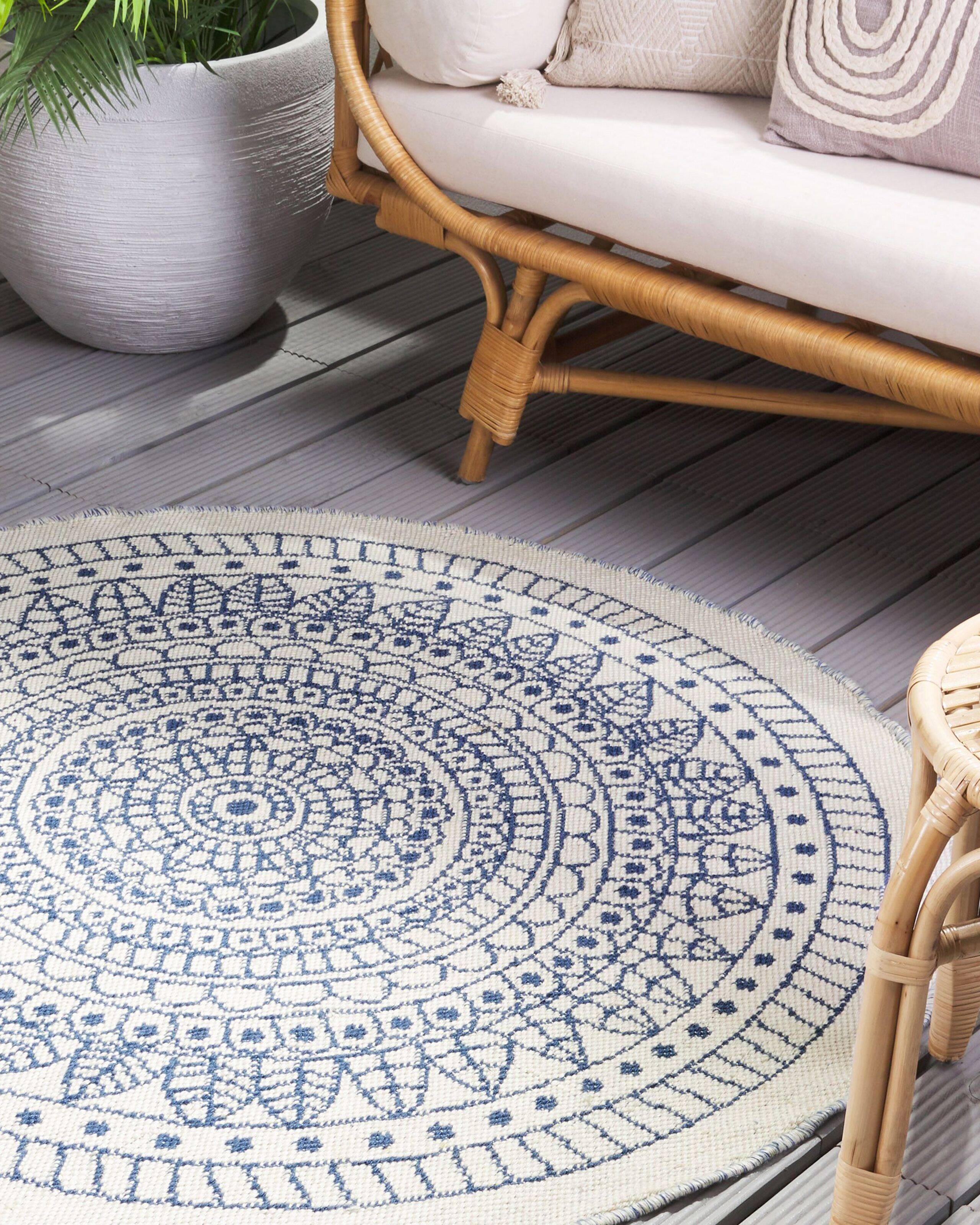 Beliani - Tapis Rond Bleu et Blanc en Plastique Motif Oriental pour Chambre ou Salon Bohème ø 140 cm Beliani - Image 1