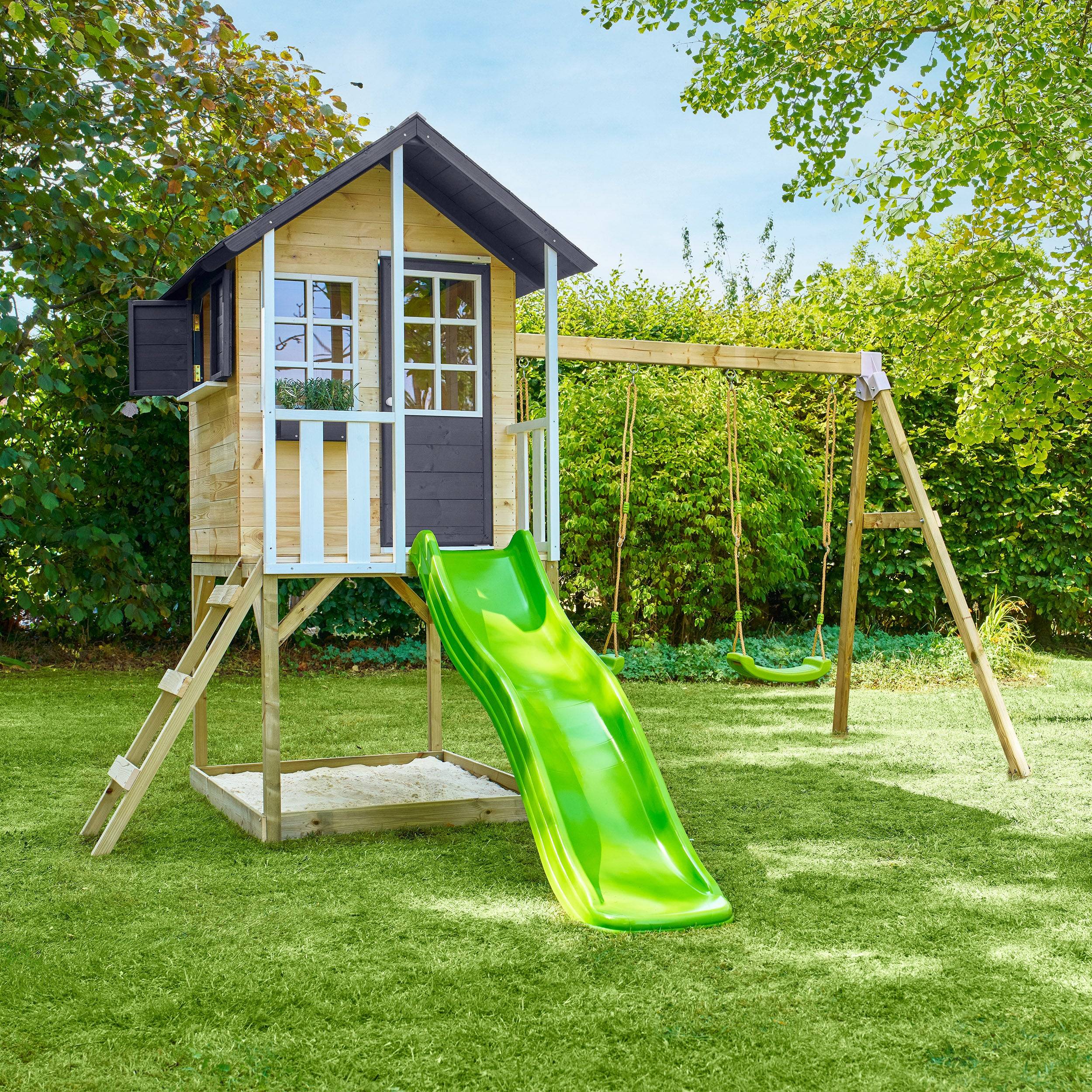 Maisonnette modulable sur pilotis avec balcon, glissière et deux balançoires JACINTHES en bois FSC® - Image 9
