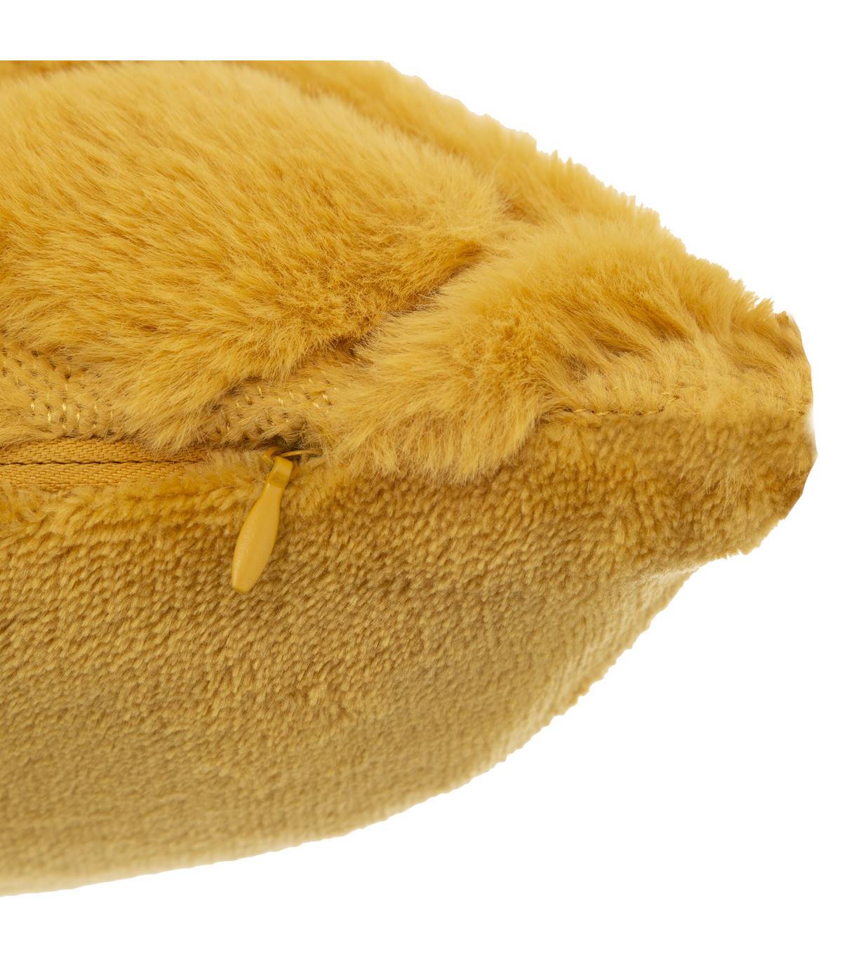 Coussin en Flanelle et Fourrure Ocre 45 x 45 cm - Image 2